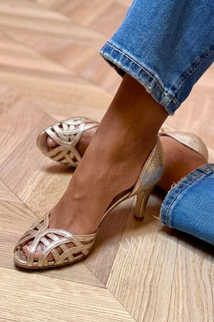 Tacones medios con puntera descubierta metalizados en dorado