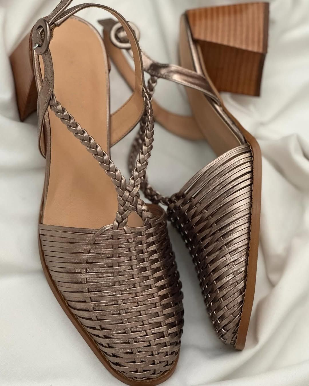 Tacones de bloque entrelazados metalizados champán con punta y correas