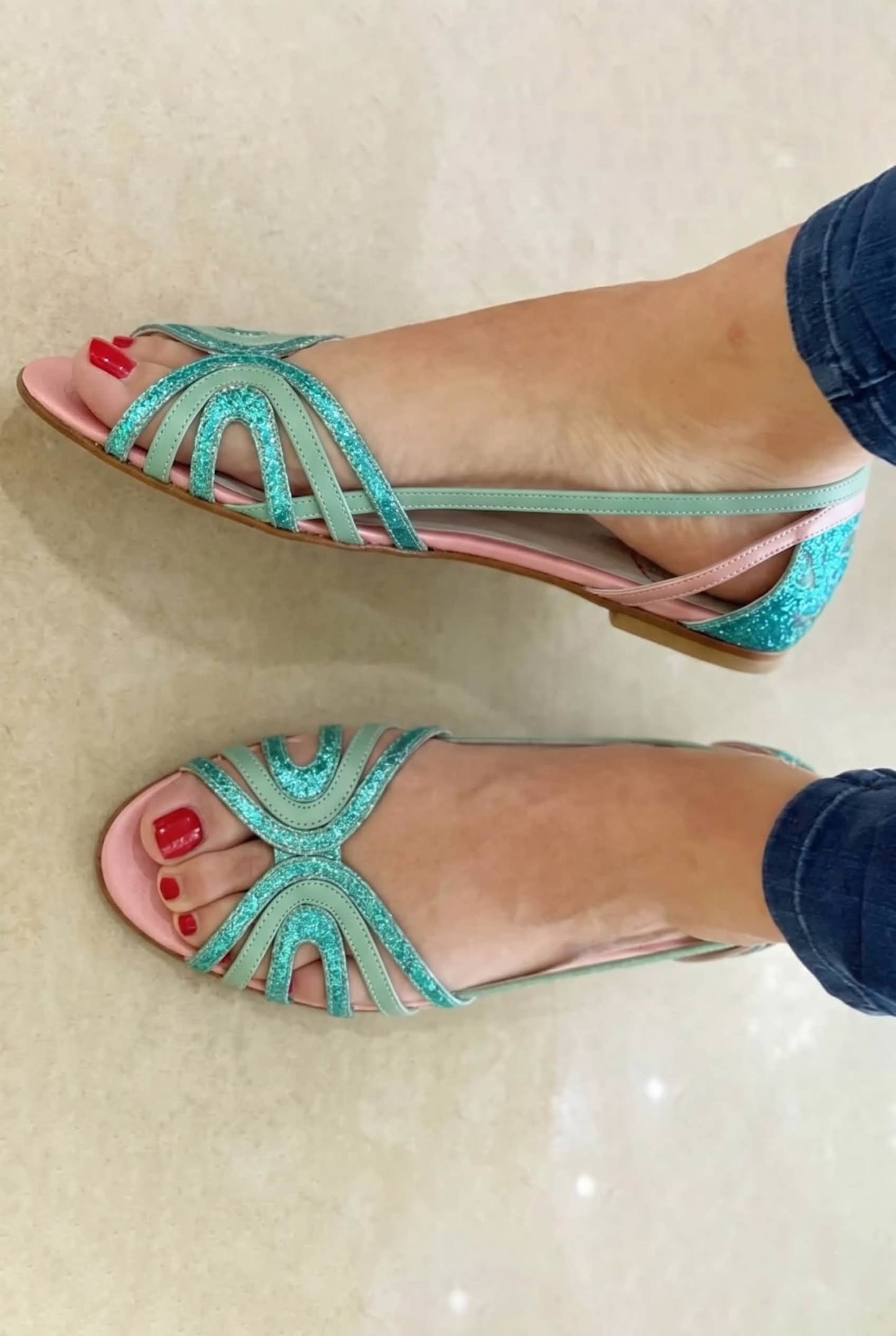 Sandalias con recortes, puntera descubierta, brillantes y metalizadas