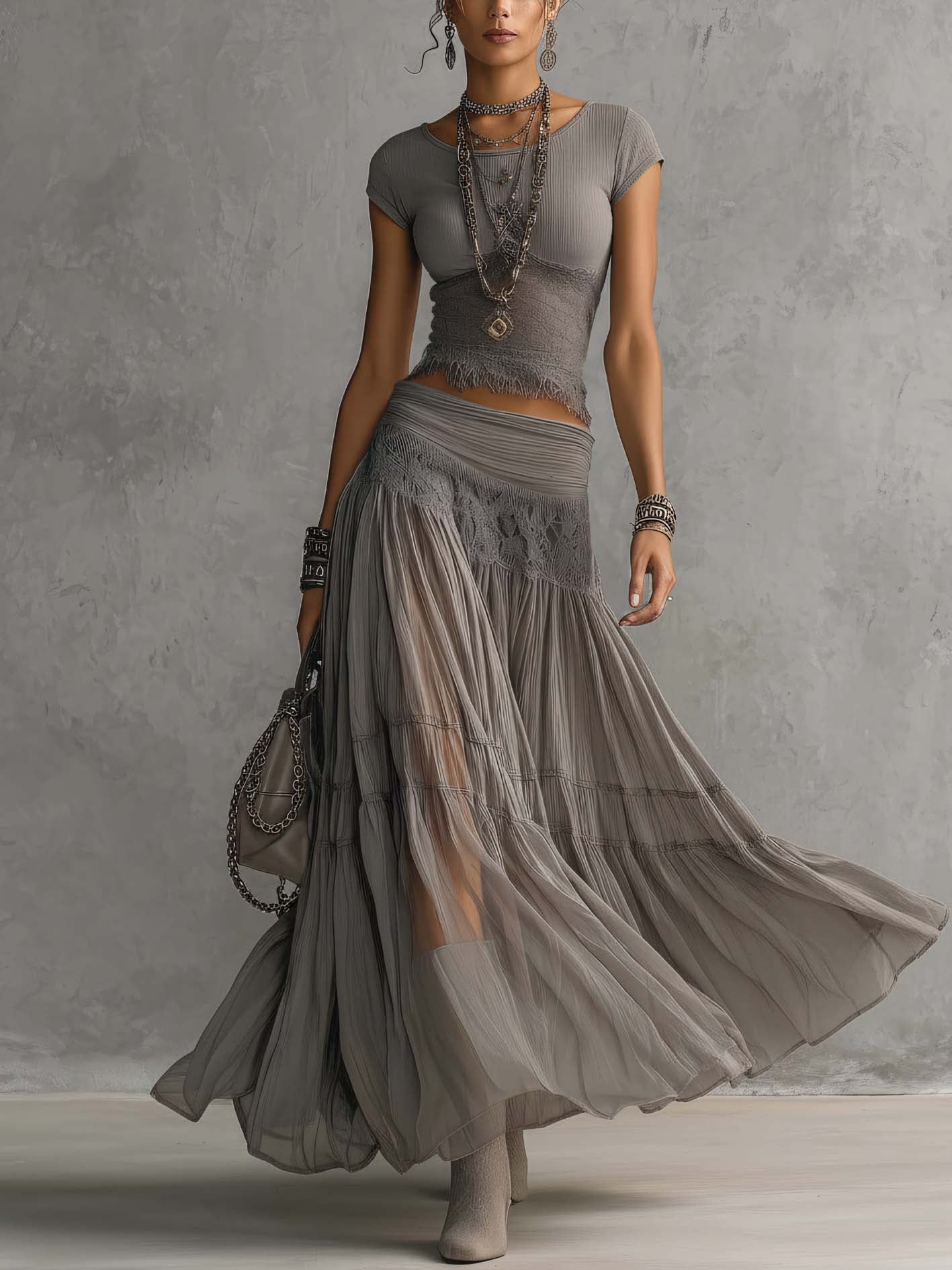 Christine | Conjunto top gris con paneles de encaje y falda larga plisada