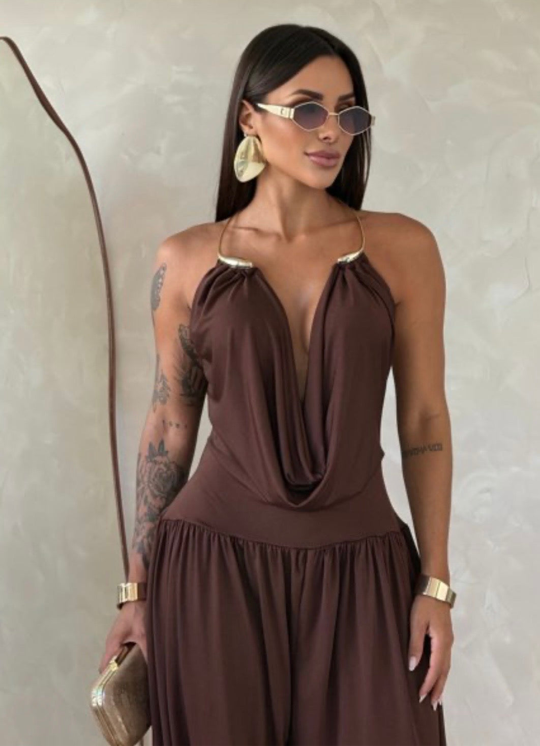 Vestido Gioia. Una elegancia atemporal encerrada en una silueta fluida y sensual. El mono drapeado está pensado para la mujer que sabe cómo captar todas las miradas sin esfuerzo.