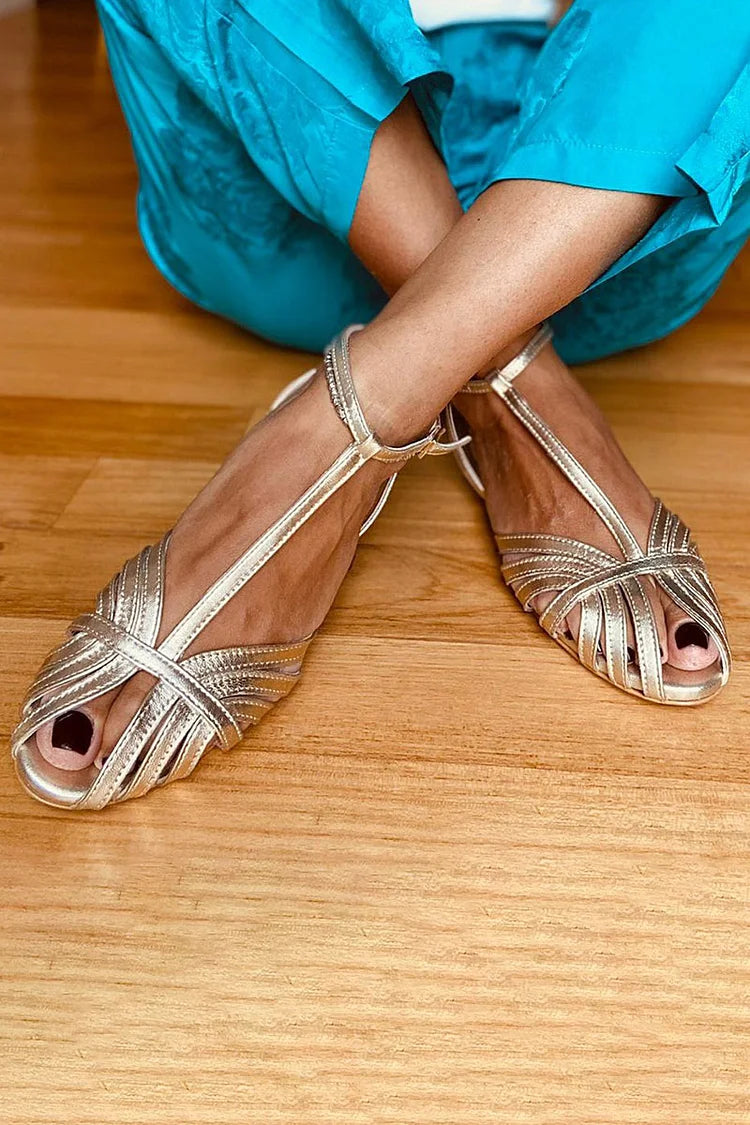 Sandalias peep-toe brillantes de tacón bajo con correa en T