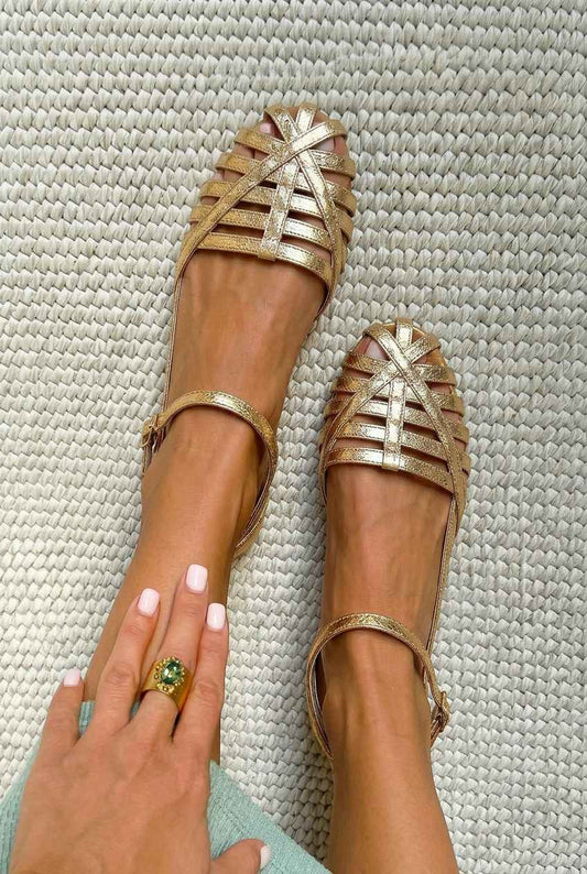 sandalias planas de punta cerrada con diseño jaula y correa de tobillo