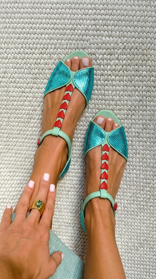 Sandalias peep toe de tacón bajo en azul petróleo y rojo con correa en T y corazón