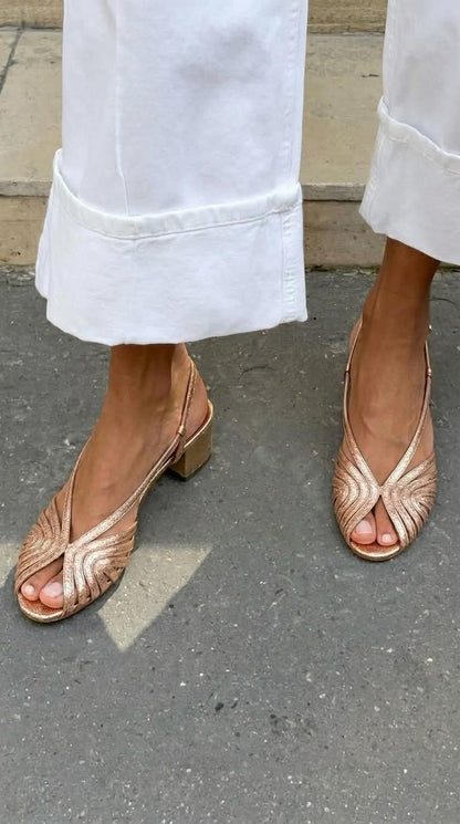 Tacones de bloque con slingback y puntera descubierta, entrelazados metalizados en color oro rosa
