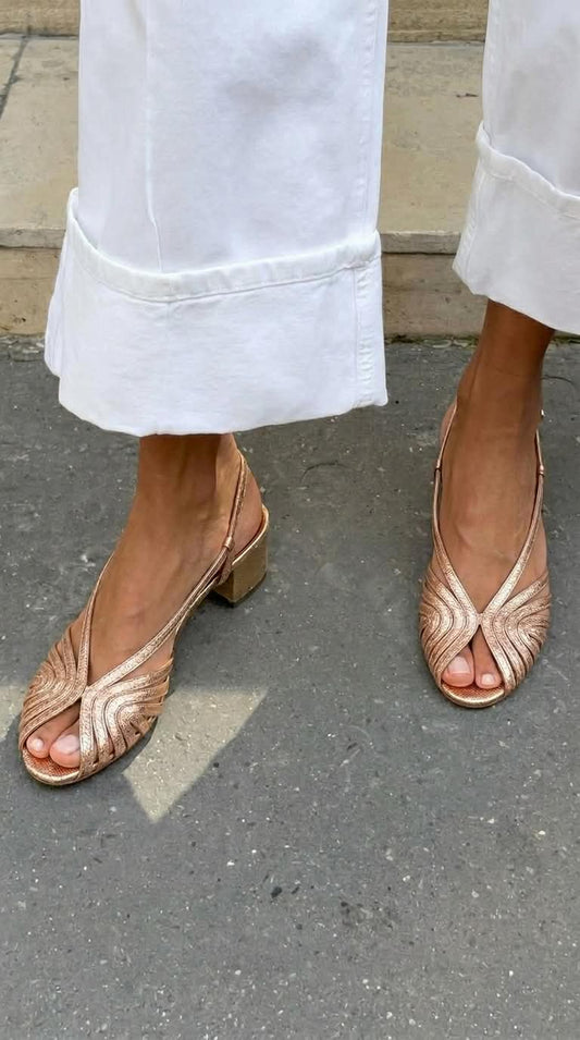 Tacones de bloque con slingback y puntera descubierta, entrelazados metalizados en color oro rosa