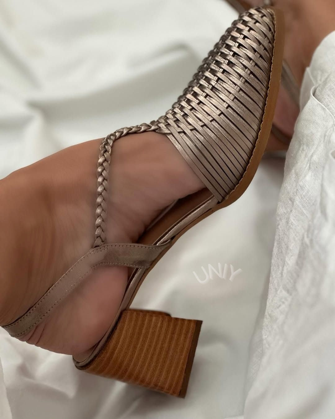 Tacones de bloque entrelazados metalizados champán con punta y correas