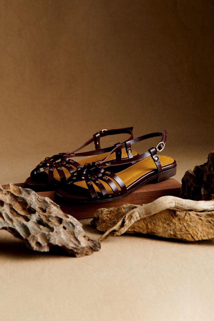 Sandalias con tachuelas metálicas y aberturas en marrón oscuro