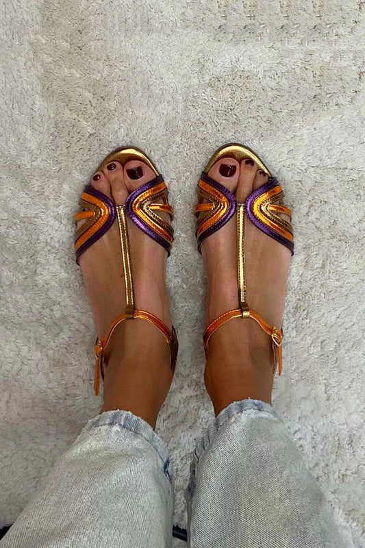 Sandalias peep toe multicolores y doradas con hebilla y correa en T