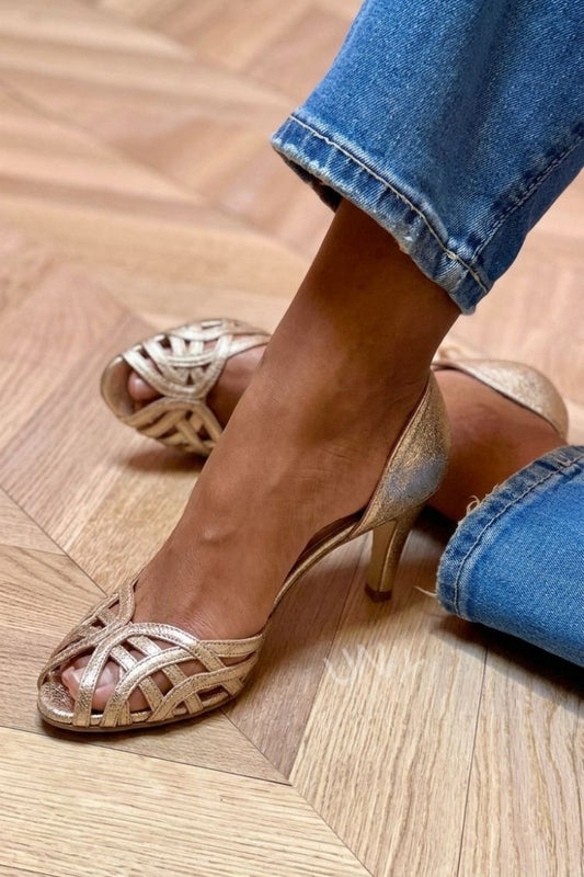 Tacones medios con puntera descubierta metalizados en dorado