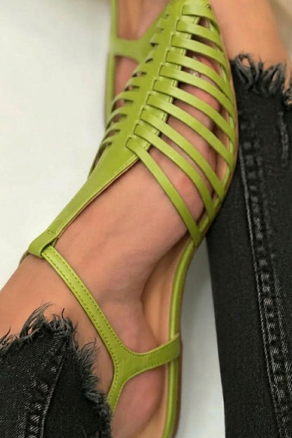 Sandalias cut-out esenciales casual negras de punta con correa en T