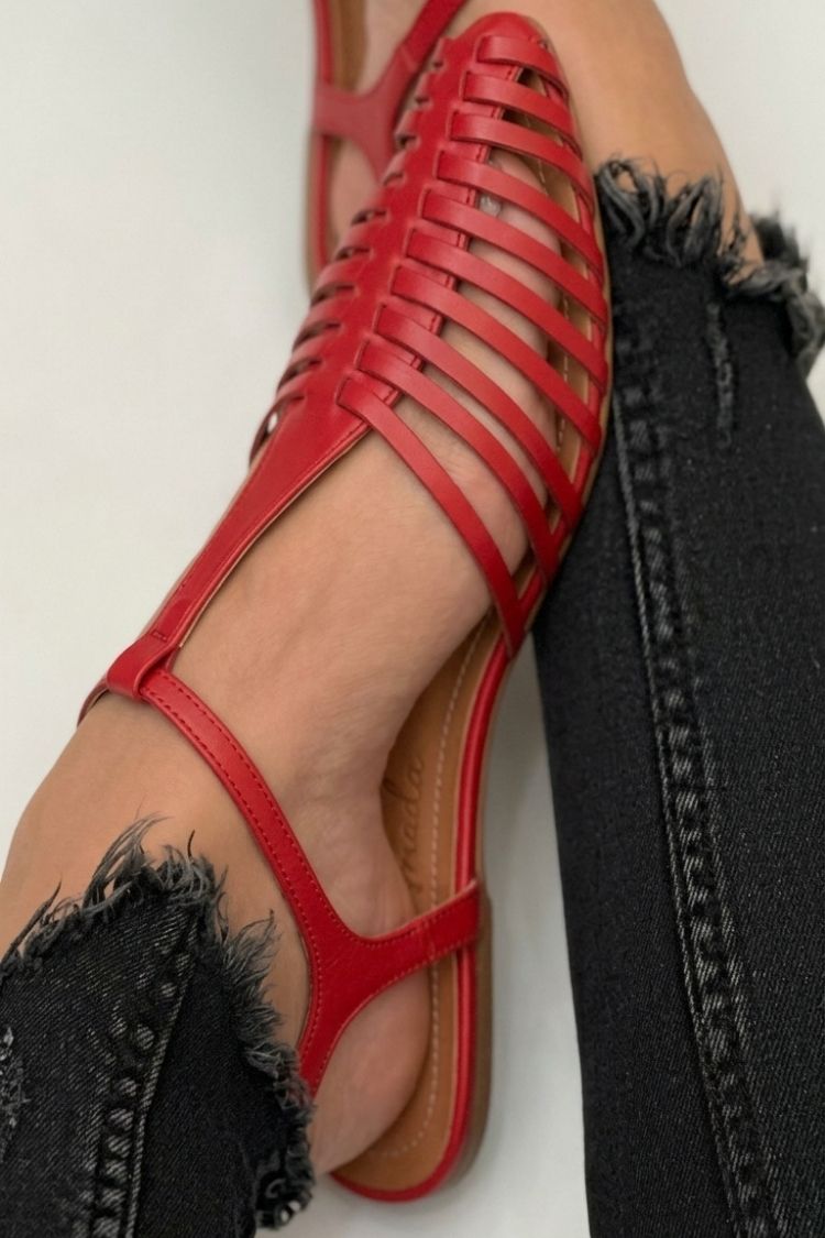 Sandalias cut-out esenciales casual negras de punta con correa en T