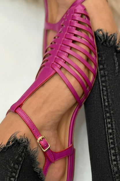 Sandalias cut-out esenciales casual negras de punta con correa en T