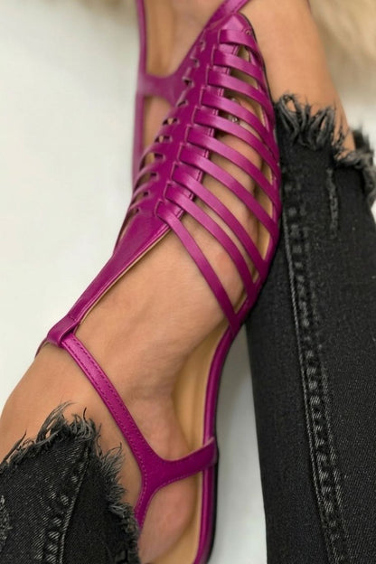 Sandalias cut-out esenciales casual negras de punta con correa en T