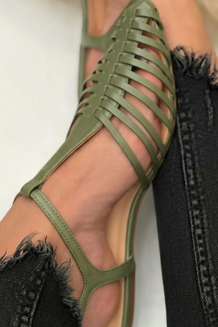 Sandalias cut-out esenciales casual negras de punta con correa en T