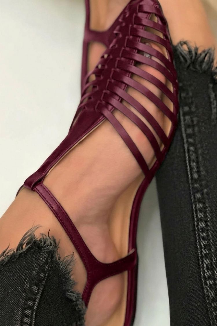 Sandalias cut-out esenciales casual negras de punta con correa en T