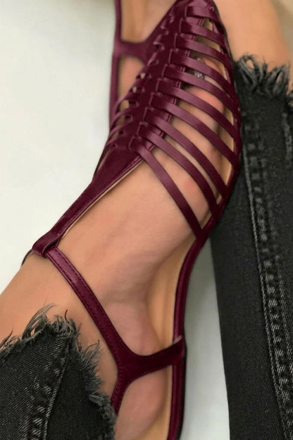 Sandalias cut-out esenciales casual negras de punta con correa en T