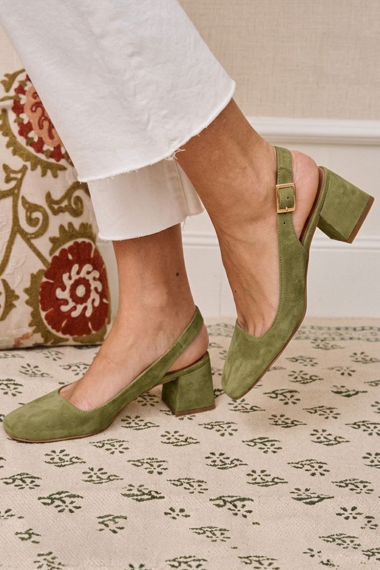 Tacones slingback básicos de tacón grueso color caqui con puntera cuadrada y hebilla