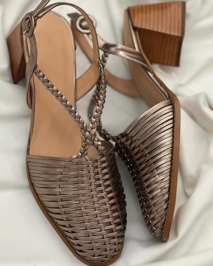 Tacones de bloque entrelazados metalizados champán con punta y correas