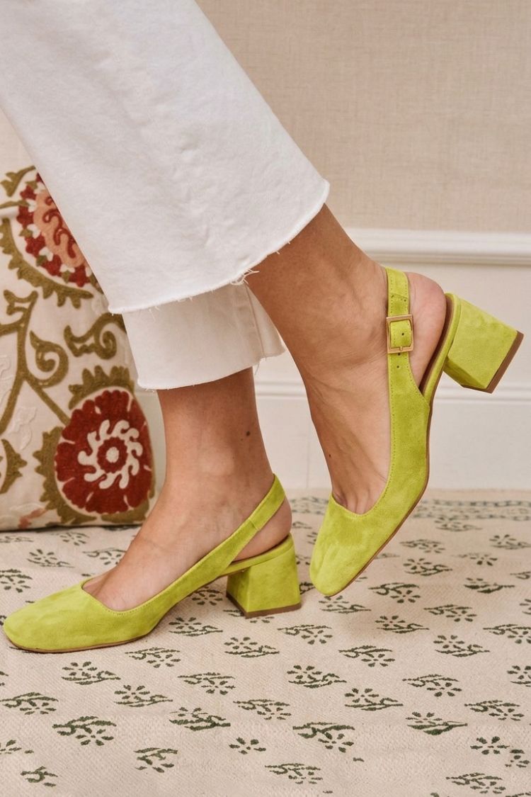 Tacones slingback básicos de tacón grueso color caqui con puntera cuadrada y hebilla