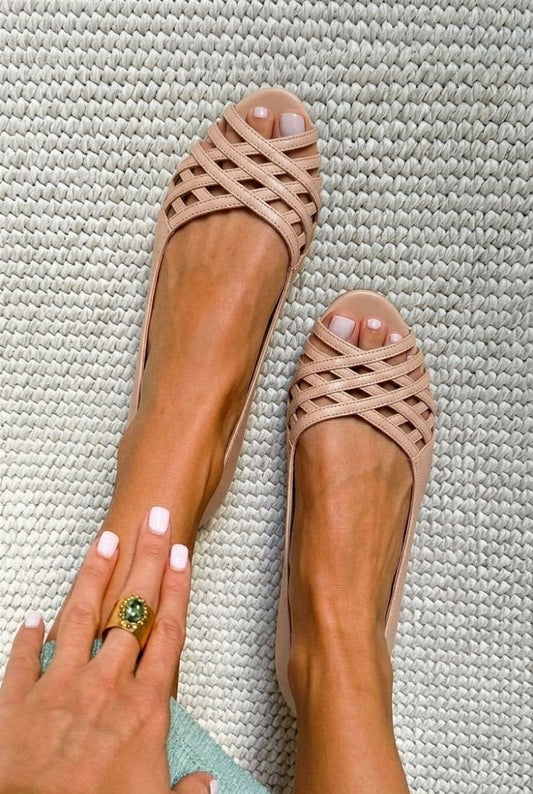 Sandalias planas con tiras cruzadas y punta abierta