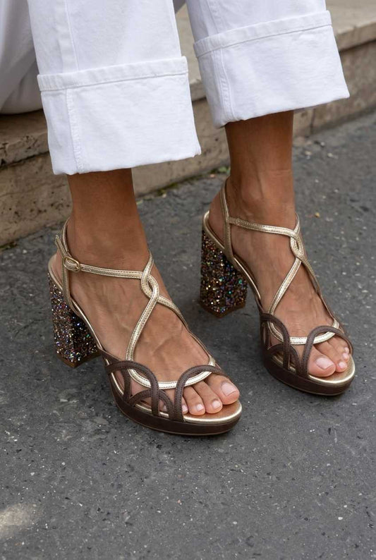 Sandalias slingback con recortes, de punta abierta, con correa en T y plataforma