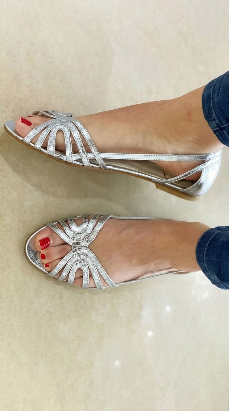 Sandalias con recortes, puntera descubierta, brillantes y metalizadas