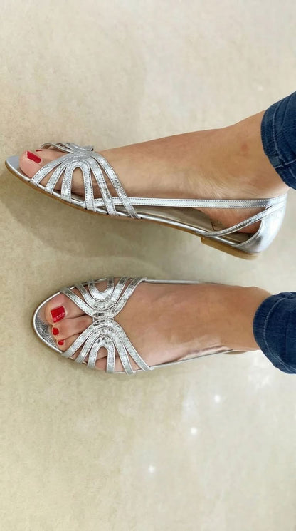 Sandalias con recortes, puntera descubierta, brillantes y metalizadas