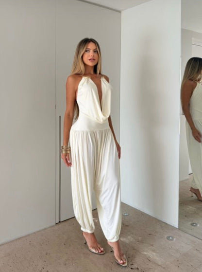 Vestido Gioia. Una elegancia atemporal encerrada en una silueta fluida y sensual. El mono drapeado está pensado para la mujer que sabe cómo captar todas las miradas sin esfuerzo.