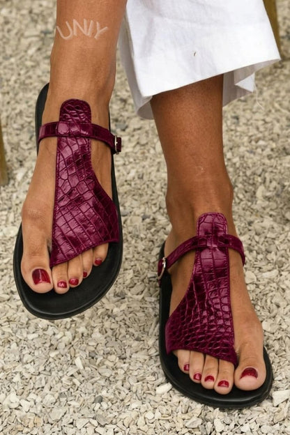 Sandalias de dedo con efecto cocodrilo, con correa y hebilla en el empeine