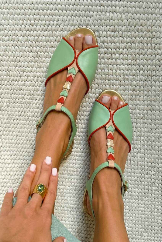 Sandalias slingback de puntera descubierta con tacón bajo y detalle en forma de corazón