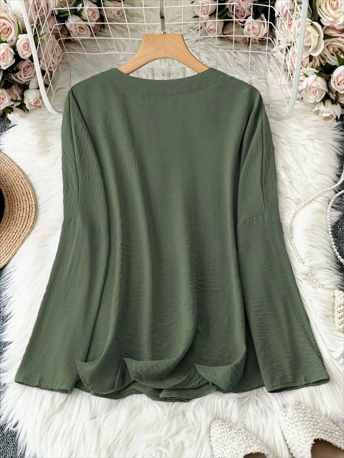 Ines · Blusa de cuello en V en tejido ligero