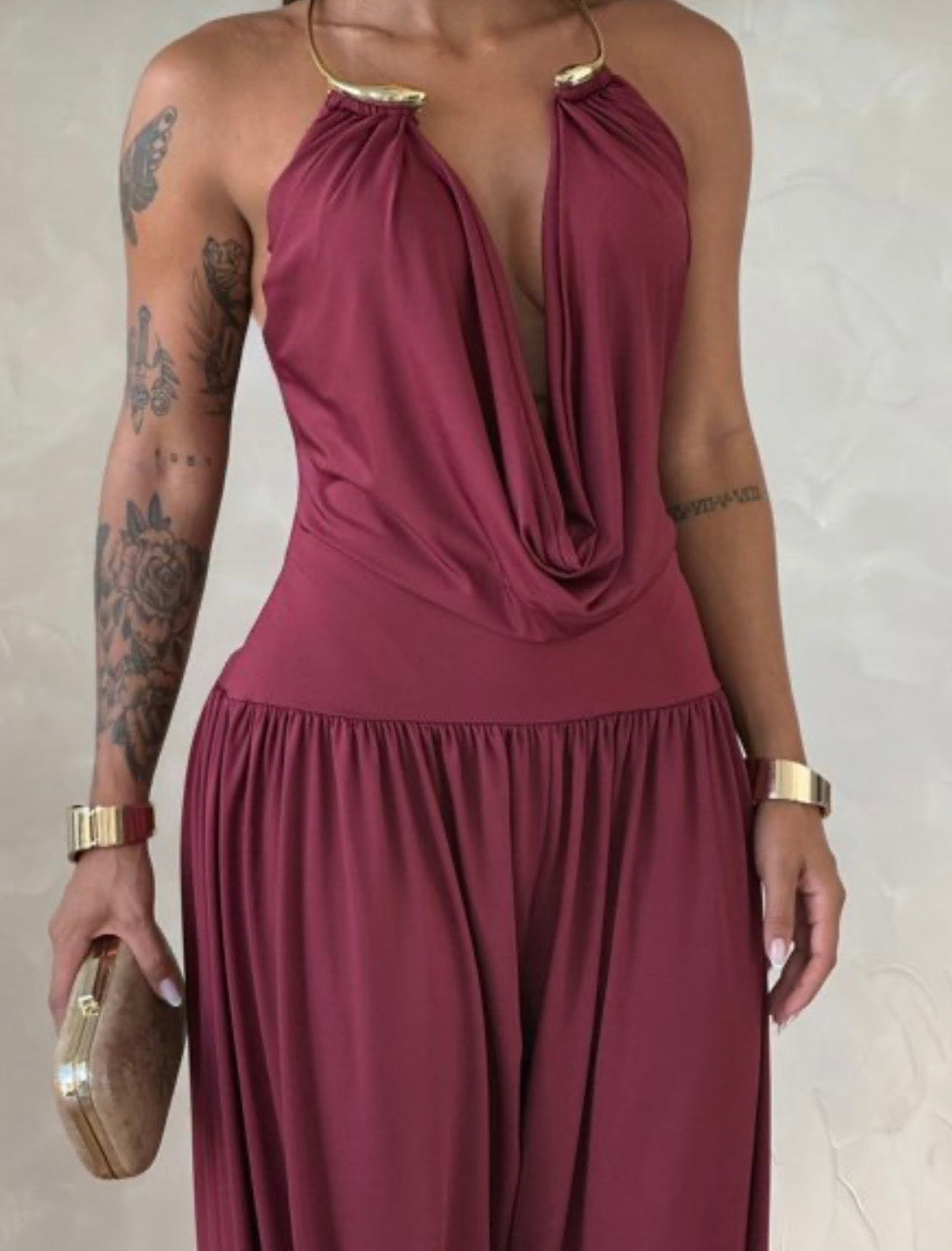 Vestido Gioia. Una elegancia atemporal encerrada en una silueta fluida y sensual. El mono drapeado está pensado para la mujer que sabe cómo captar todas las miradas sin esfuerzo.