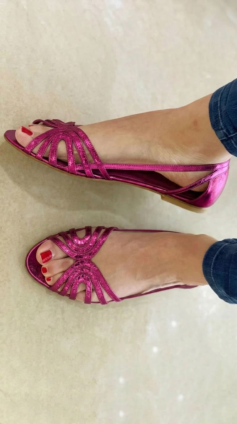 Sandalias con recortes, puntera descubierta, brillantes y metalizadas