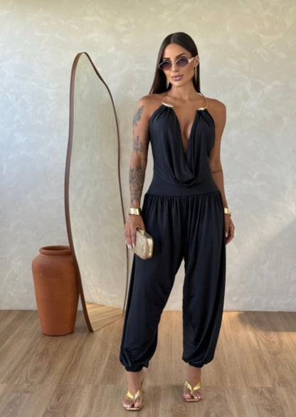 Vestido Gioia. Una elegancia atemporal encerrada en una silueta fluida y sensual. El mono drapeado está pensado para la mujer que sabe cómo captar todas las miradas sin esfuerzo.