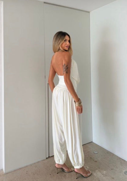 Vestido Gioia. Una elegancia atemporal encerrada en una silueta fluida y sensual. El mono drapeado está pensado para la mujer que sabe cómo captar todas las miradas sin esfuerzo.