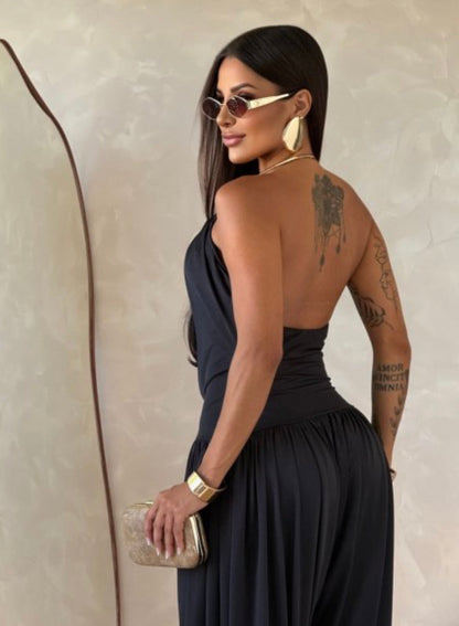 Vestido Gioia. Una elegancia atemporal encerrada en una silueta fluida y sensual. El mono drapeado está pensado para la mujer que sabe cómo captar todas las miradas sin esfuerzo.