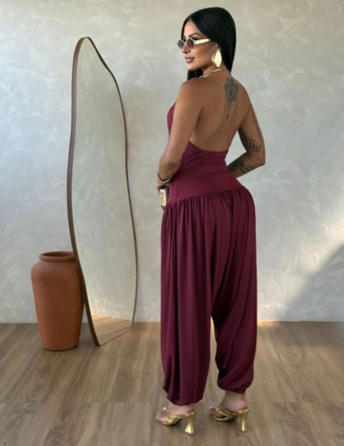 Vestido Gioia. Una elegancia atemporal encerrada en una silueta fluida y sensual. El mono drapeado está pensado para la mujer que sabe cómo captar todas las miradas sin esfuerzo.