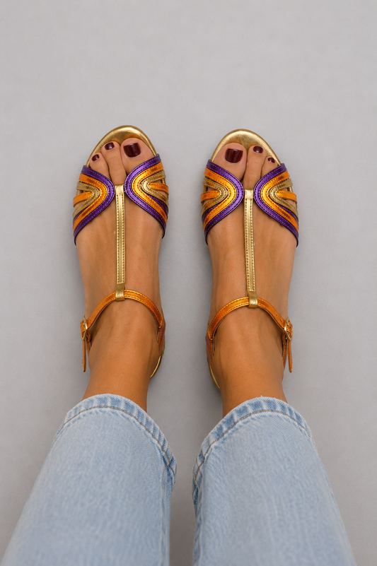 Sandalias doradas con hebilla y tira multicolor