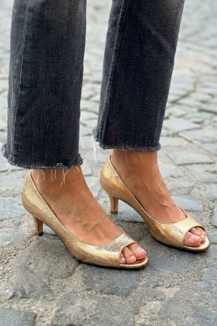 Tacones tipo kitten metalizados con puntera descubierta chic color oro champán