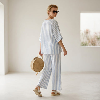 Federica – Top de lino a rayas azules sofisticado, combinado con pantalones holgados