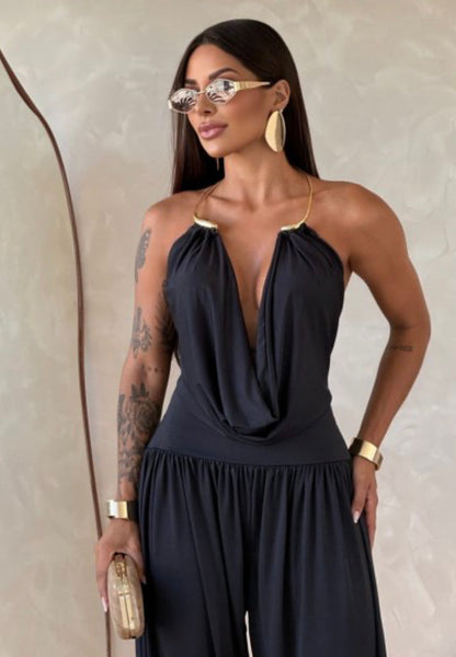 Vestido Gioia. Una elegancia atemporal encerrada en una silueta fluida y sensual. El mono drapeado está pensado para la mujer que sabe cómo captar todas las miradas sin esfuerzo.