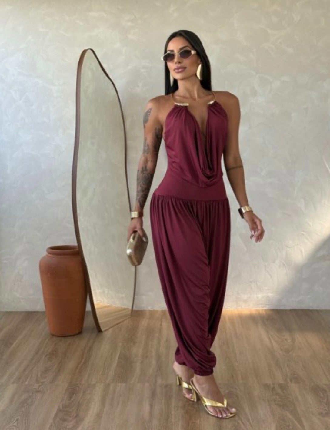 Vestido Gioia. Una elegancia atemporal encerrada en una silueta fluida y sensual. El mono drapeado está pensado para la mujer que sabe cómo captar todas las miradas sin esfuerzo.