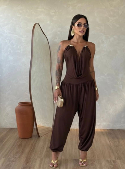 Vestido Gioia. Una elegancia atemporal encerrada en una silueta fluida y sensual. El mono drapeado está pensado para la mujer que sabe cómo captar todas las miradas sin esfuerzo.