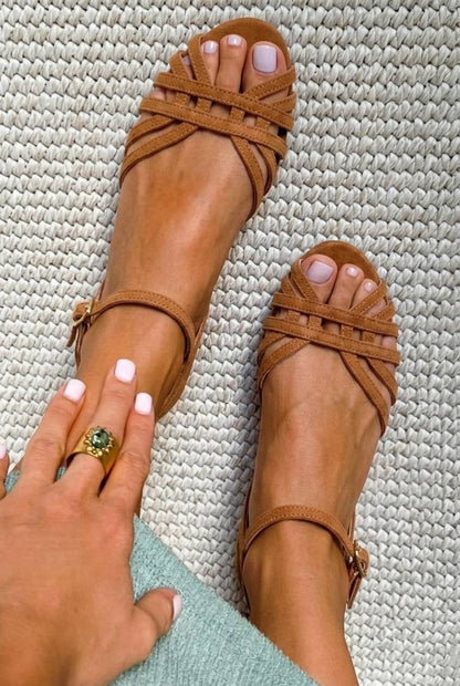 Sandalias de gamuza bajas color cuero con hebilla en el tobillo y correas múltiples