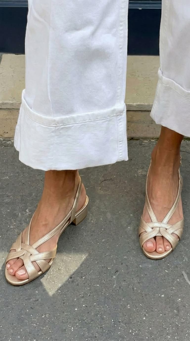 Claire · Sandalias Slingback de Piel Nude — Oro