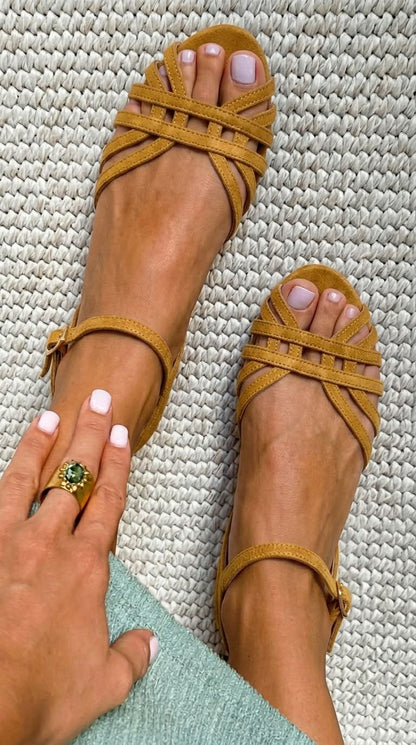 Sandalias de gamuza bajas color cuero con hebilla en el tobillo y correas múltiples