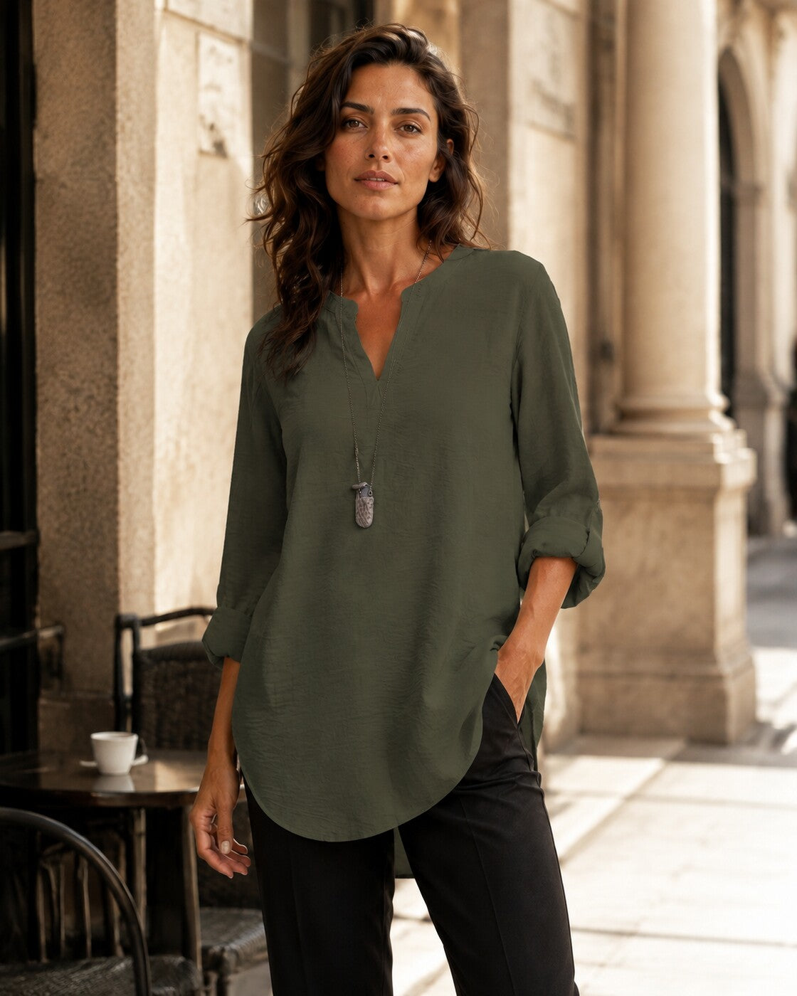 Ines · Blusa de cuello en V en tejido ligero