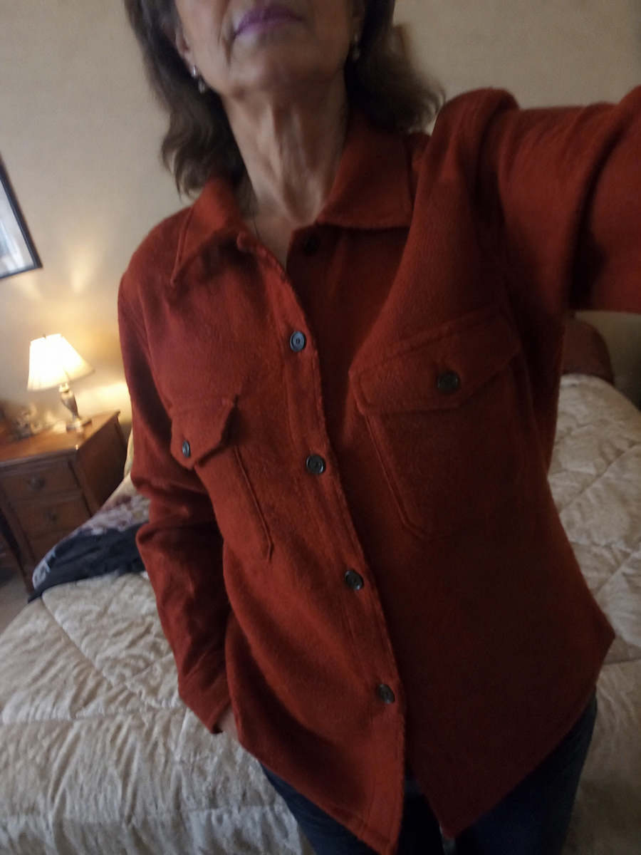 Foto de cliente simulada: prenda superior de mujer