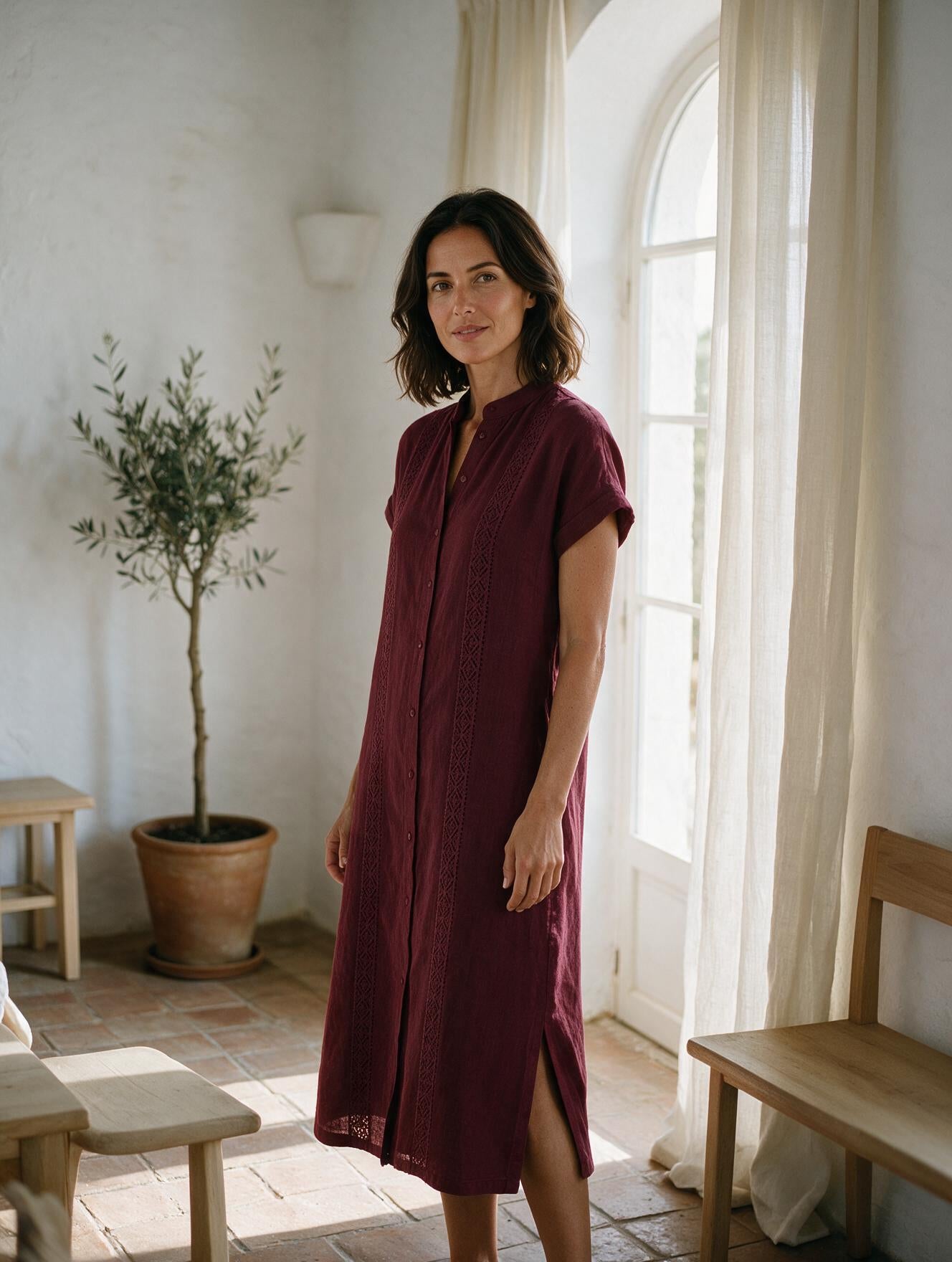 Ángeles · Vestido Midi de Lino con Cuello Mao — Rojo, modelo vista tres cuartos